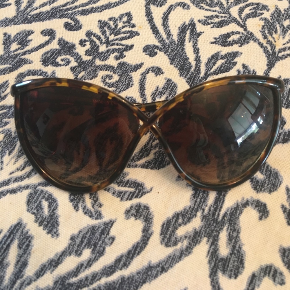 SALE 🔥Plastic tortoise shell cat eye sunglasses