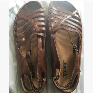 Earth : Kalso Technology sandals.