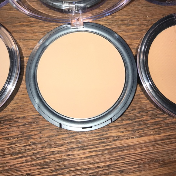 Cover FX Pressed Mineral Foundation - Picture 3 of 5