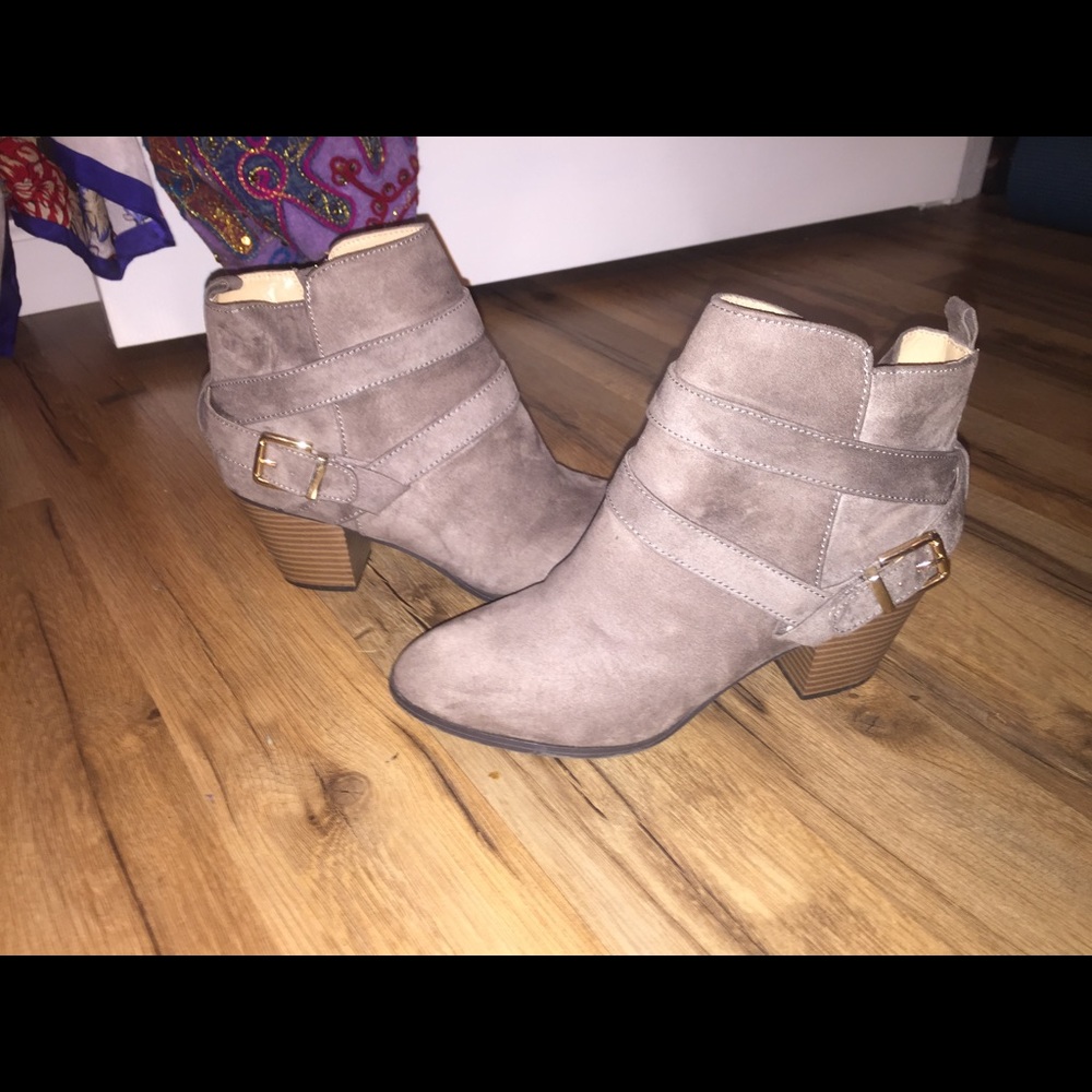 Barely worn, Express taupe colored booties 4 fall!