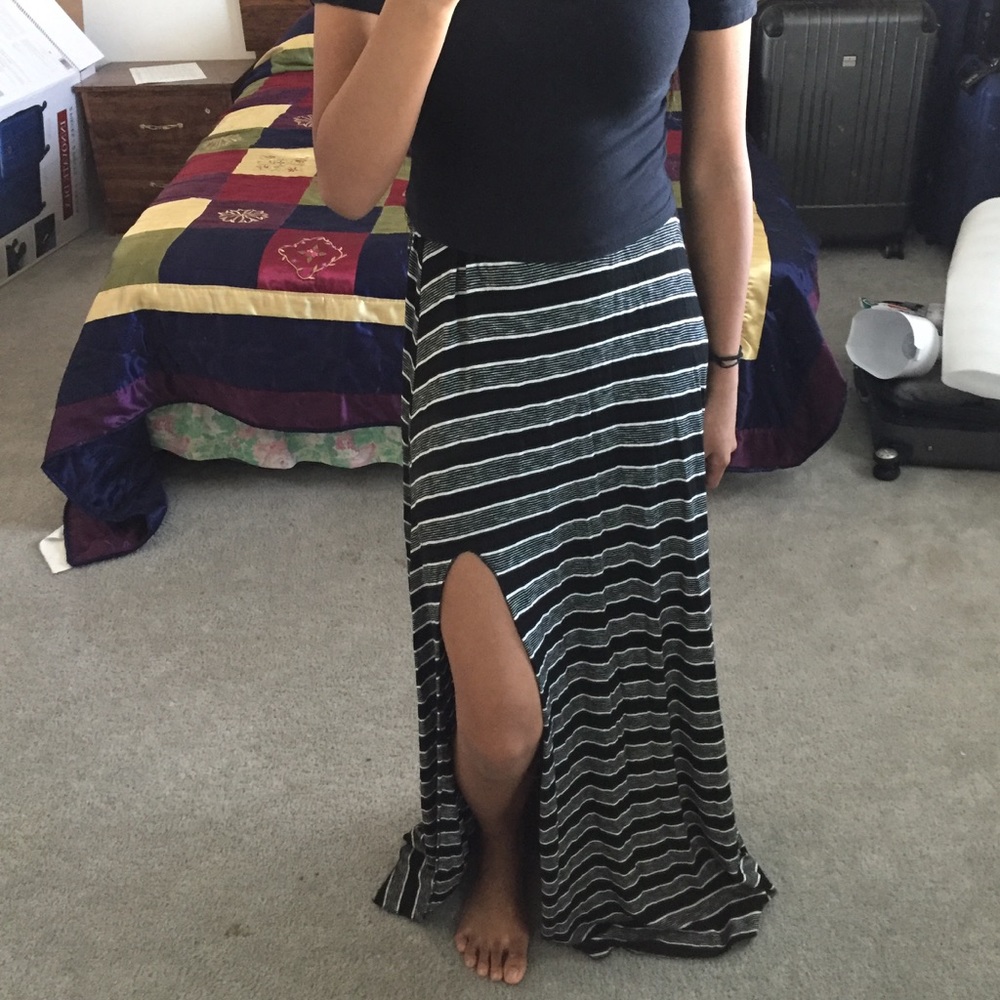 Brandy 💗 Melville Maxi Skirt /w Slit