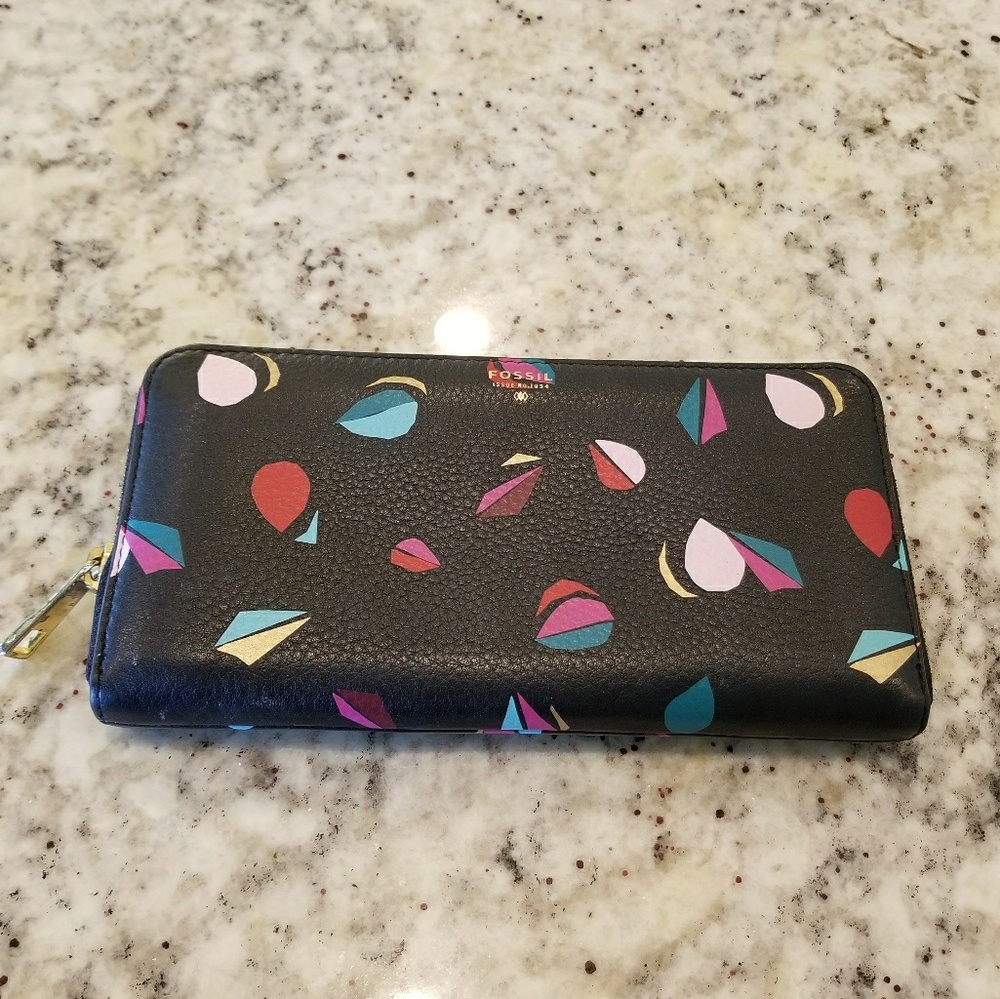 FLASH SALE: Fossil Black Patterned Wallet