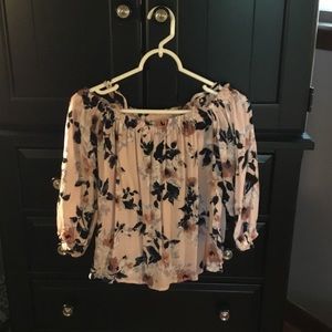 Off the shoulder top🌸🌼