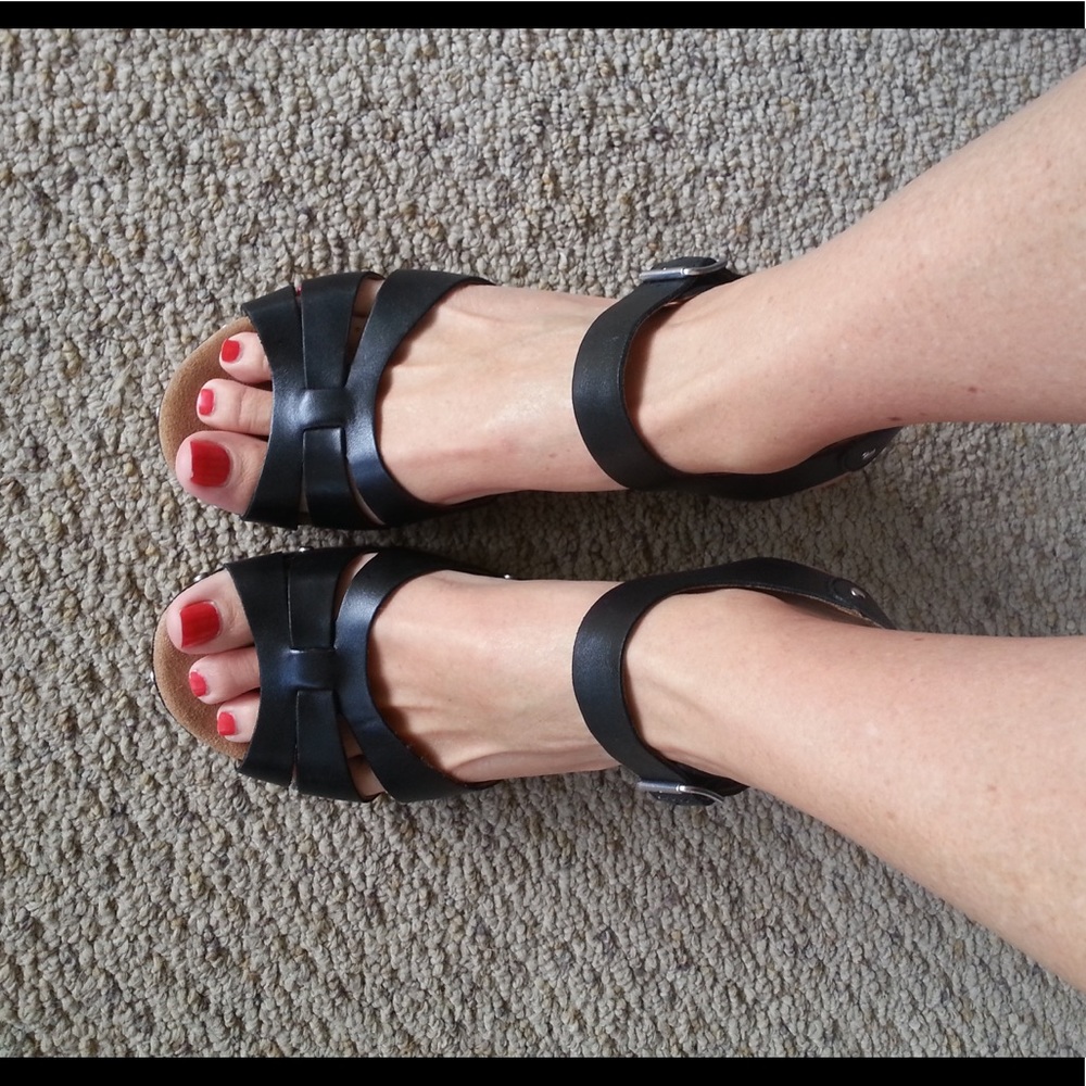 Best seller Ledella sandals