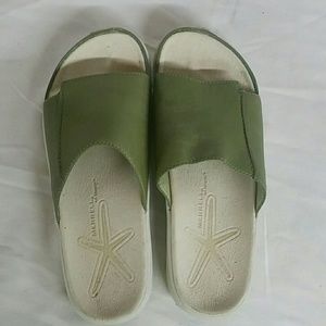 REDUCED!! Merrell Air Cushion Slip on Sandals