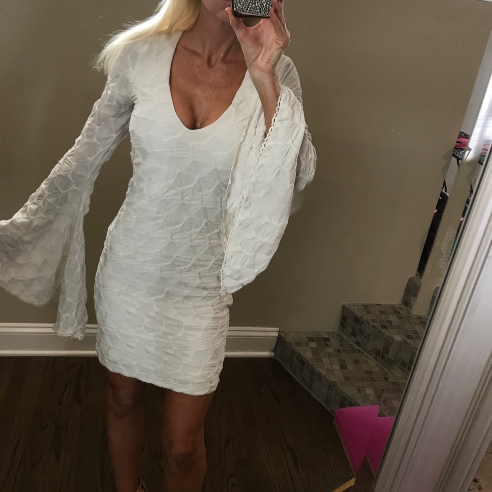 Bebe cream stretch mini with flowy bell sleeves