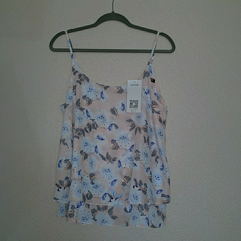 Adorable flowy cami style top