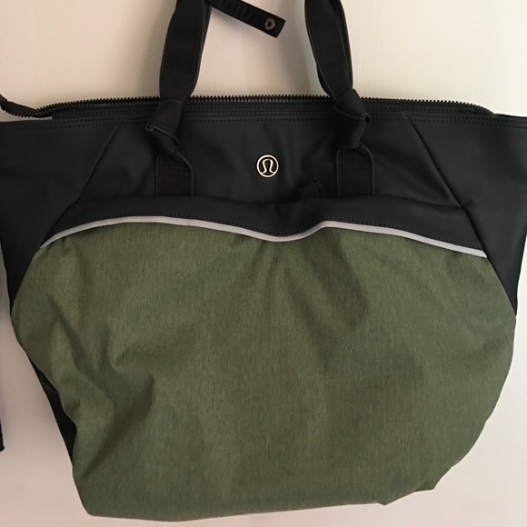 New Lululemon everything bag in olive - Picture 3 of 7