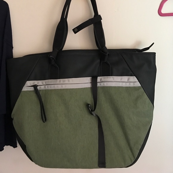 New Lululemon everything bag in olive - Picture 4 of 7