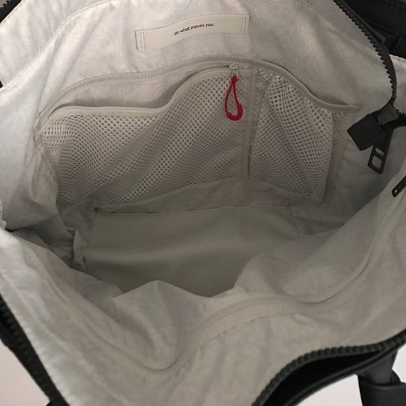 New Lululemon everything bag in olive - Picture 6 of 7