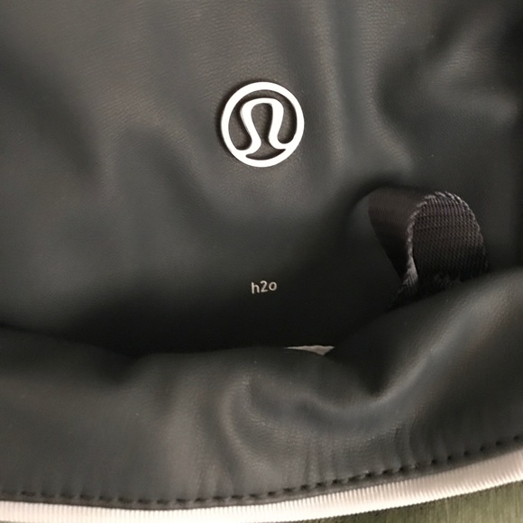 New Lululemon everything bag in olive - Picture 7 of 7