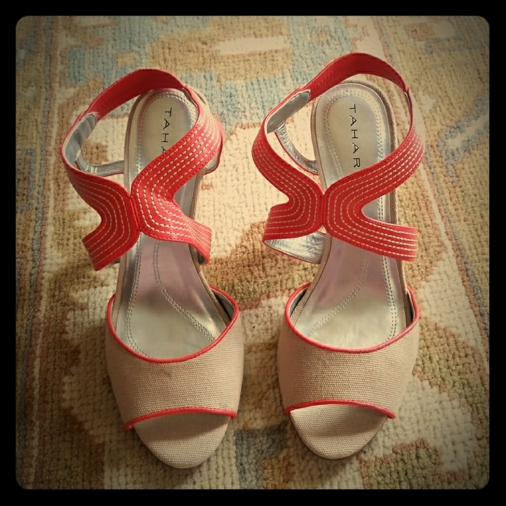 Tahari  "Laine" so very cute heels  Size 6 1/2