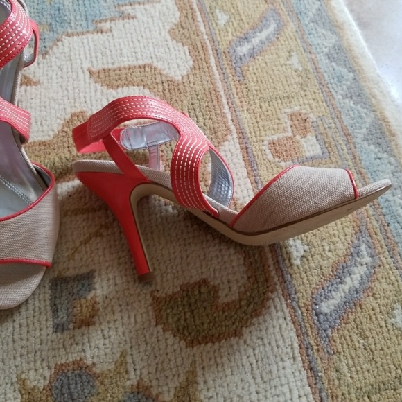 Tahari "Laine" so very cute heels Size 6 1/2 - Picture 2 of 4