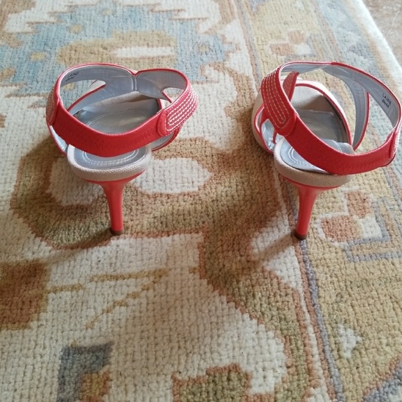 Tahari "Laine" so very cute heels Size 6 1/2 - Picture 3 of 4