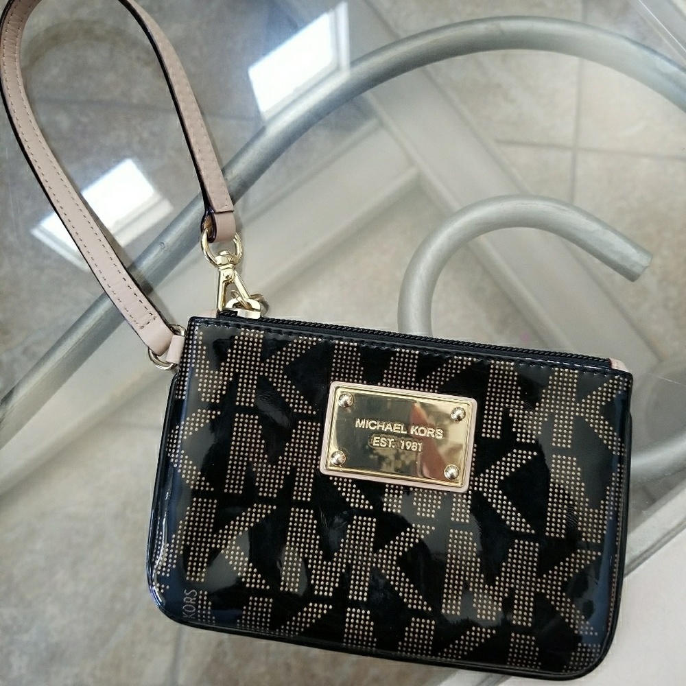 💕Cute Small Michael Kors wristlet💕