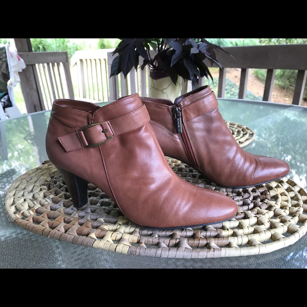 Bandolino ankle boots 6, Tan, leather, zip sides