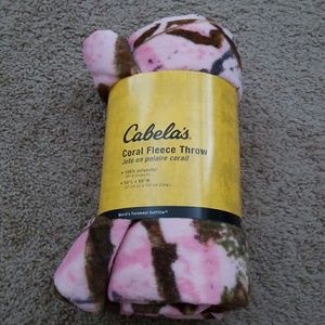 Pink camo fleece throw blanket