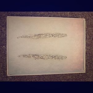 Very pretty dangly diamond earrings!