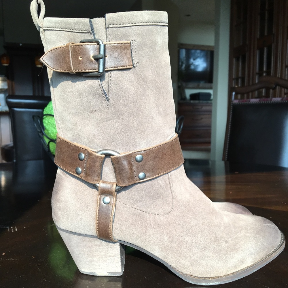 Tan leather cowboy inspired boot