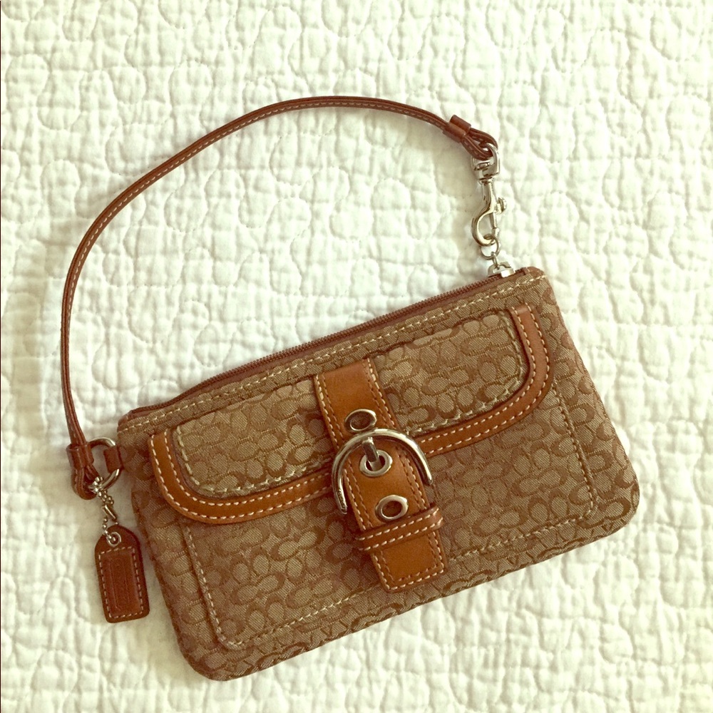 Authentic EUC #Coach Wristlet 😍
