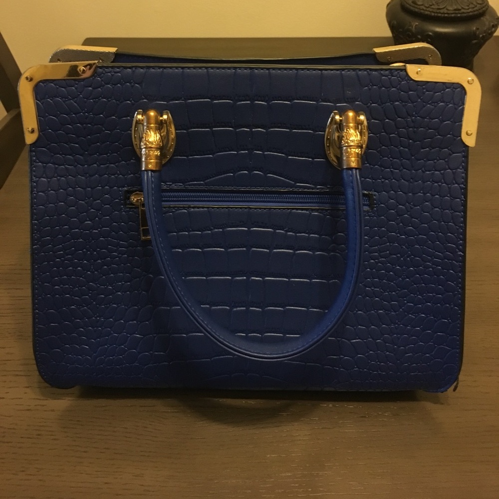 NWOT Scarleton brand blue purse with gold hardware