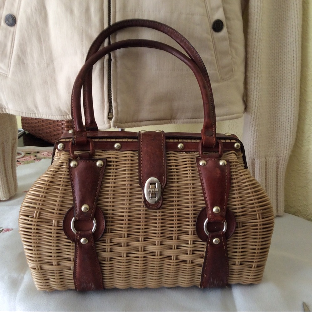 Vintage wicker hand bag