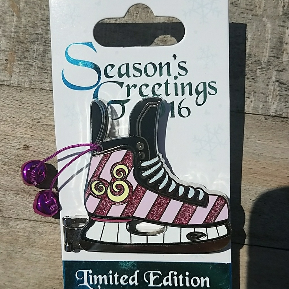 DISNEY LE Seasons Greetings Cheshire pin