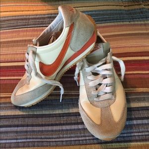 NIKE RUNNING / ATHLETIC SHOE . GIRLS OR WOMANS .