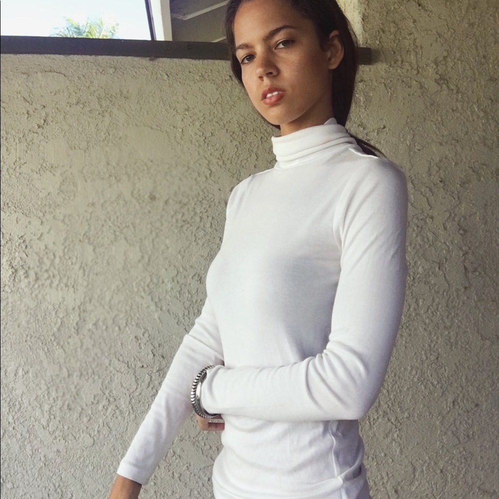 ✨White Turtleneck Tshirt ✨