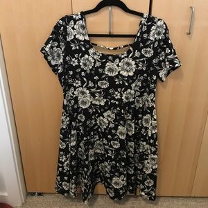 Forever 21 Plus Black and Cream Floral Dress