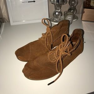 Tom's Lace-up Booties