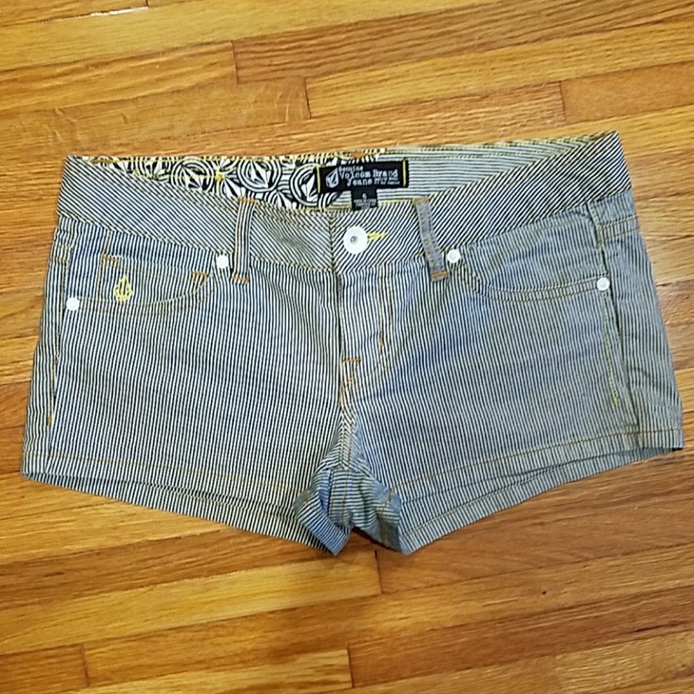 Volcom shorts
