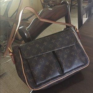 Louis Vuitton purse faux