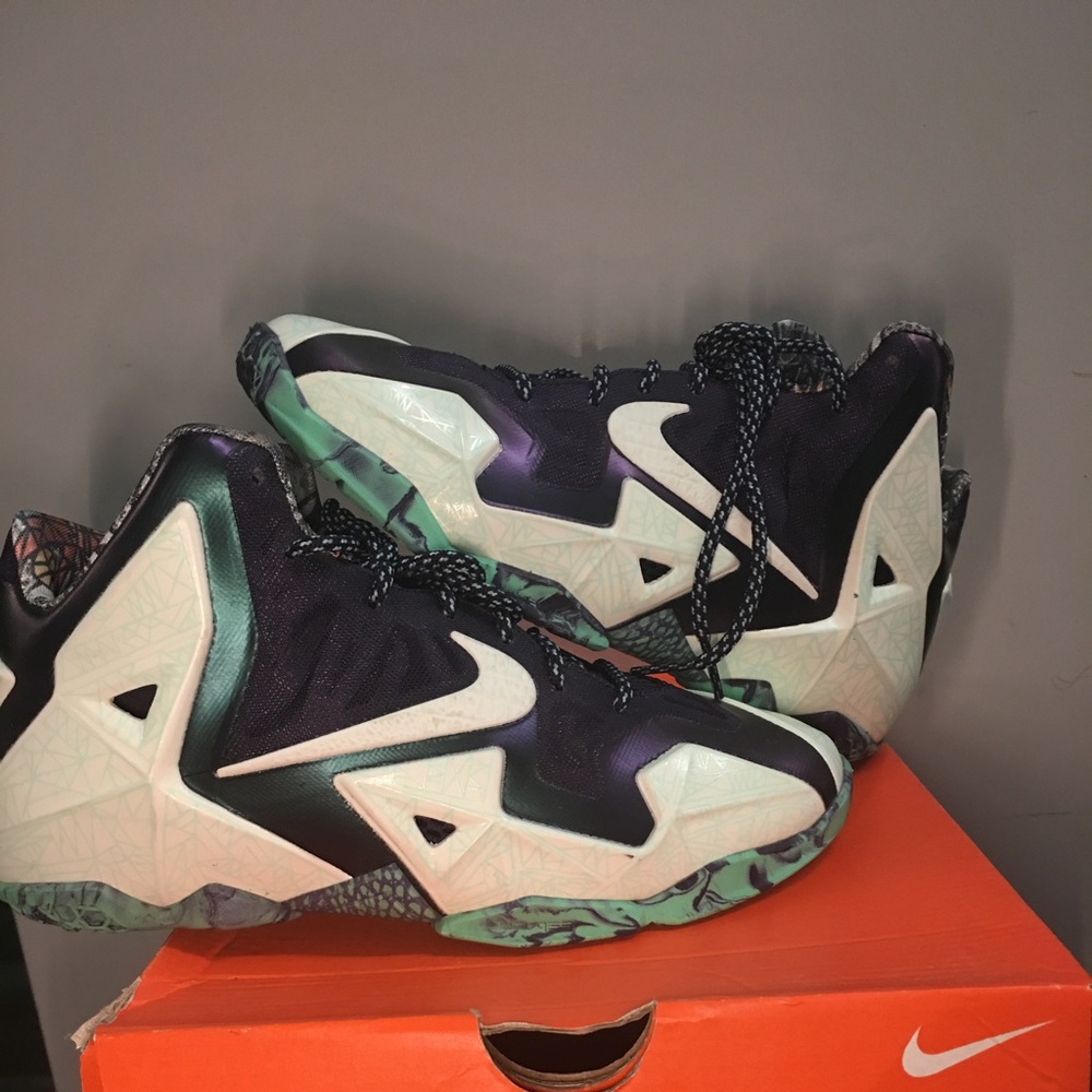 Lebron Xi GS size 5.5y , Glow in the dark!!