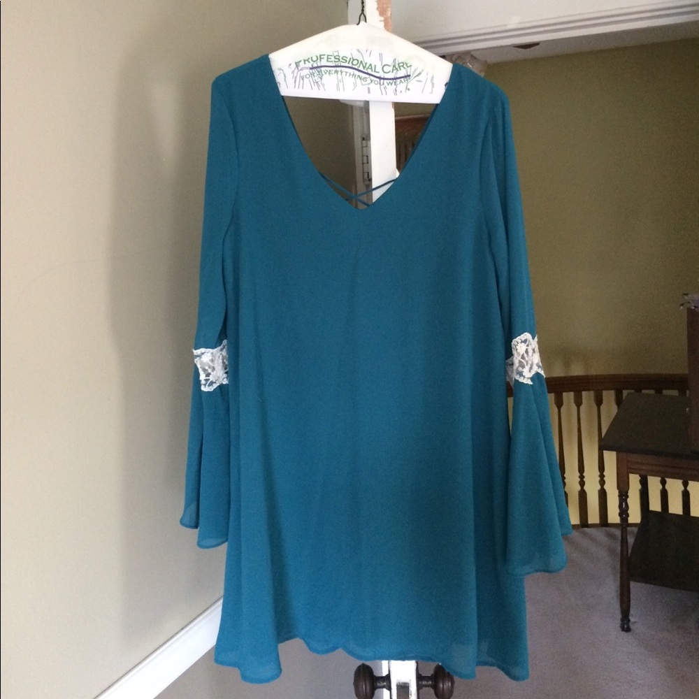 Bell sleeved lace featured mini dress