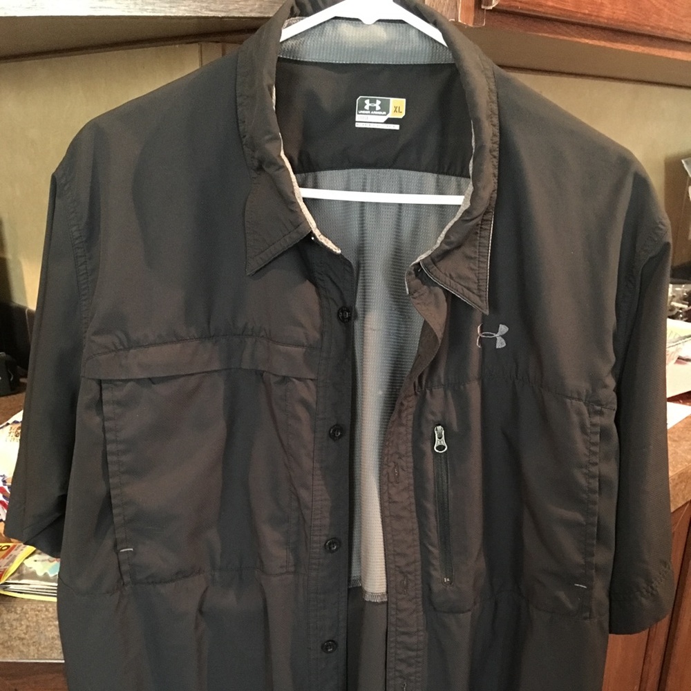 Men's Under Armour Loose fit button down shirt! 😍