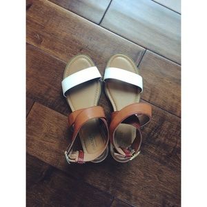 ✨$4 SALE✨ Comfy sandals!