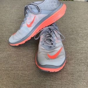 Nike running tennis shoes SZ 8.5 Peach and grey