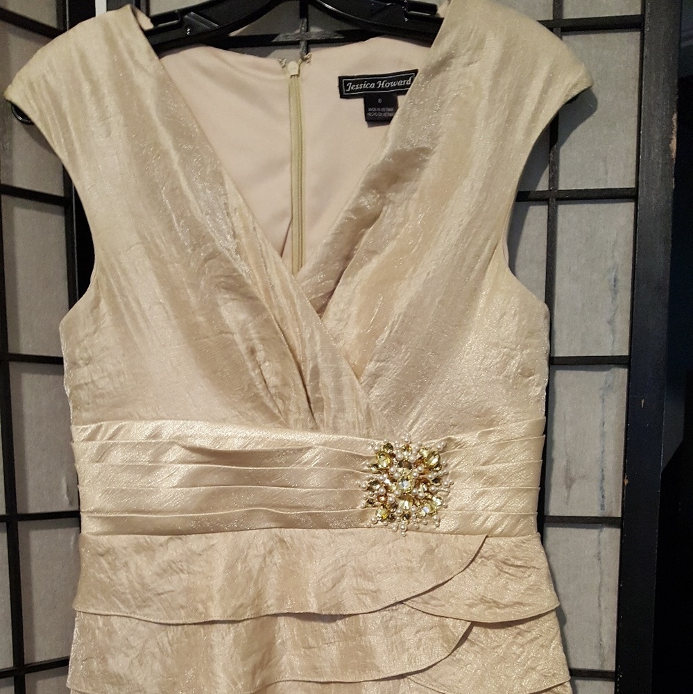 A Jessica Howard bautiful evening wear.
