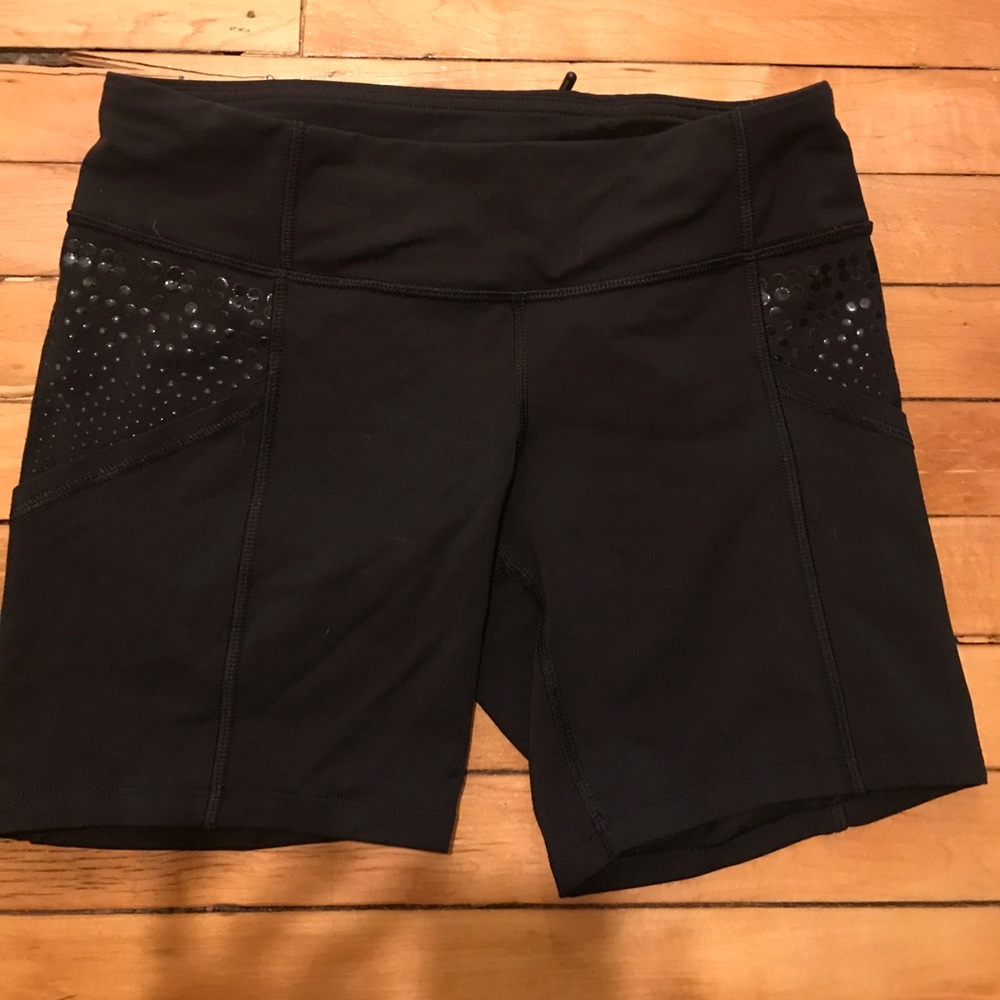 Lululemon dart and dash short sz 6