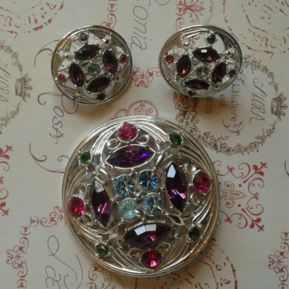 Vintage brooch matching clip on earrings