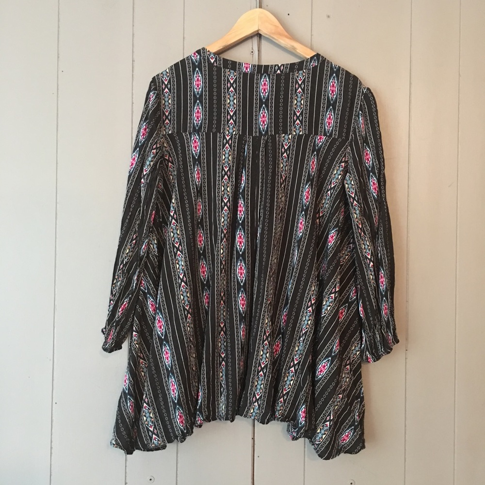 Tribal Print Keyhole top (Small but runs big) - Picture 3 of 7