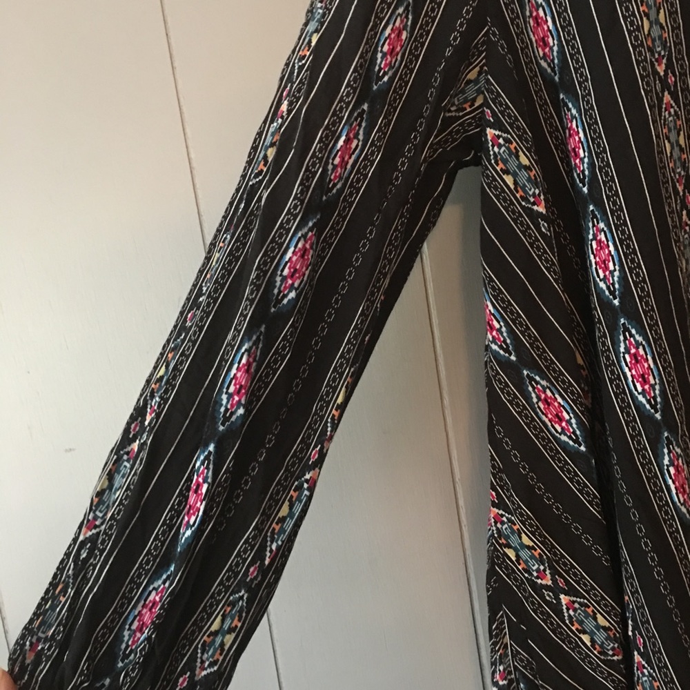 Tribal Print Keyhole top (Small but runs big) - Picture 4 of 7