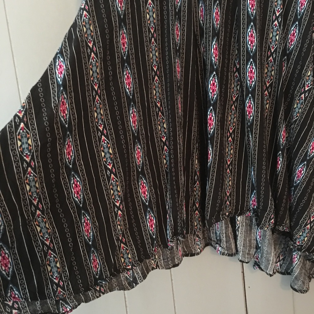 Tribal Print Keyhole top (Small but runs big) - Picture 5 of 7