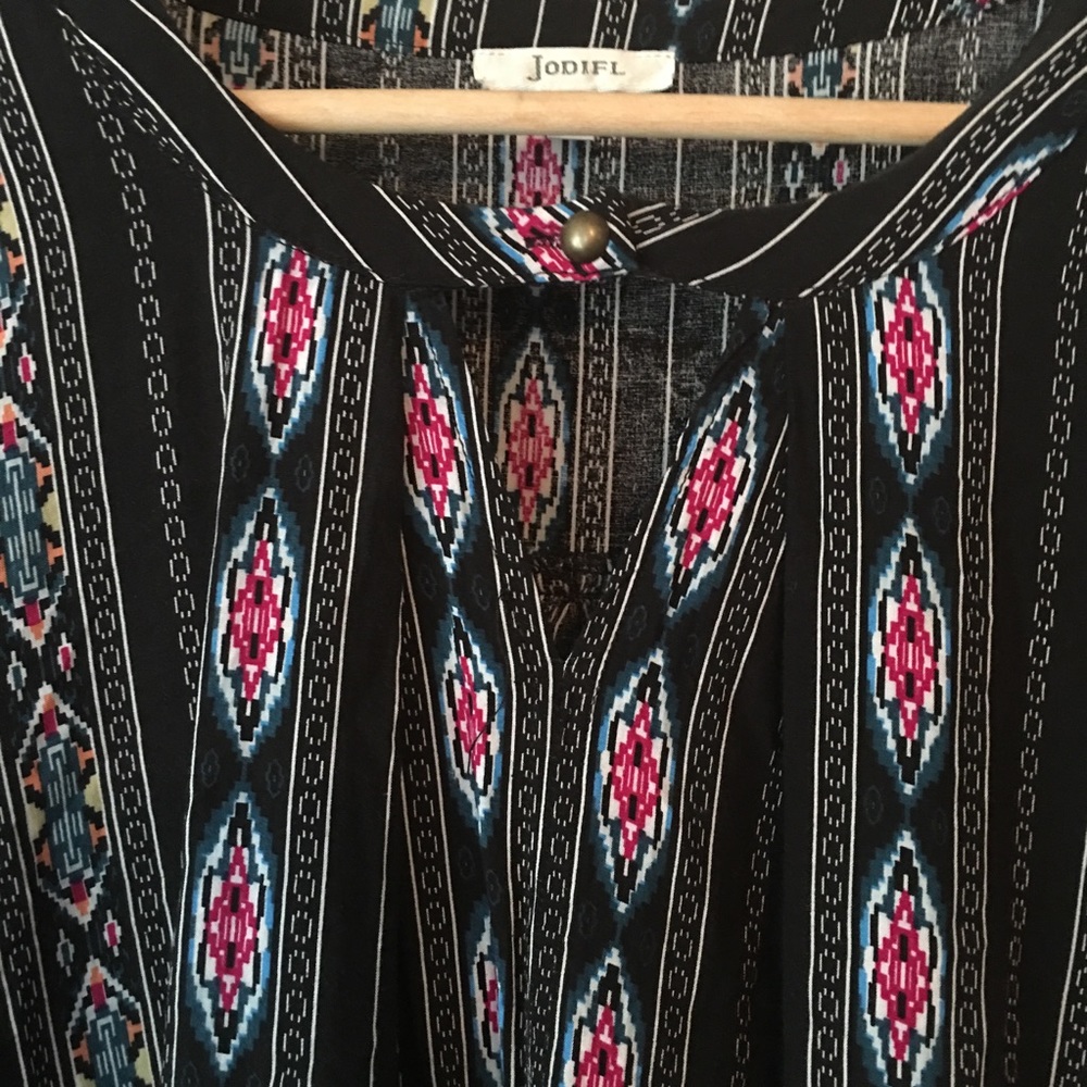 Tribal Print Keyhole top (Small but runs big) - Picture 2 of 7