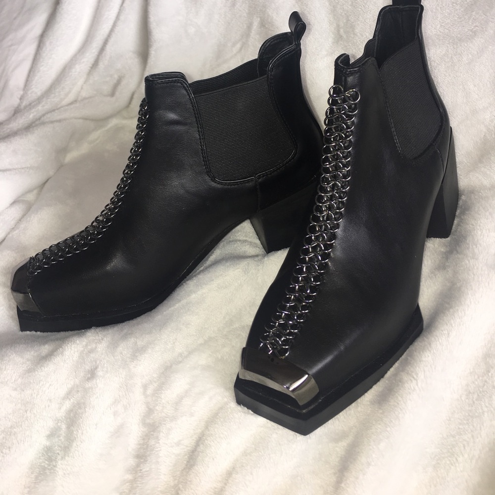 Chunky booties with toe cap