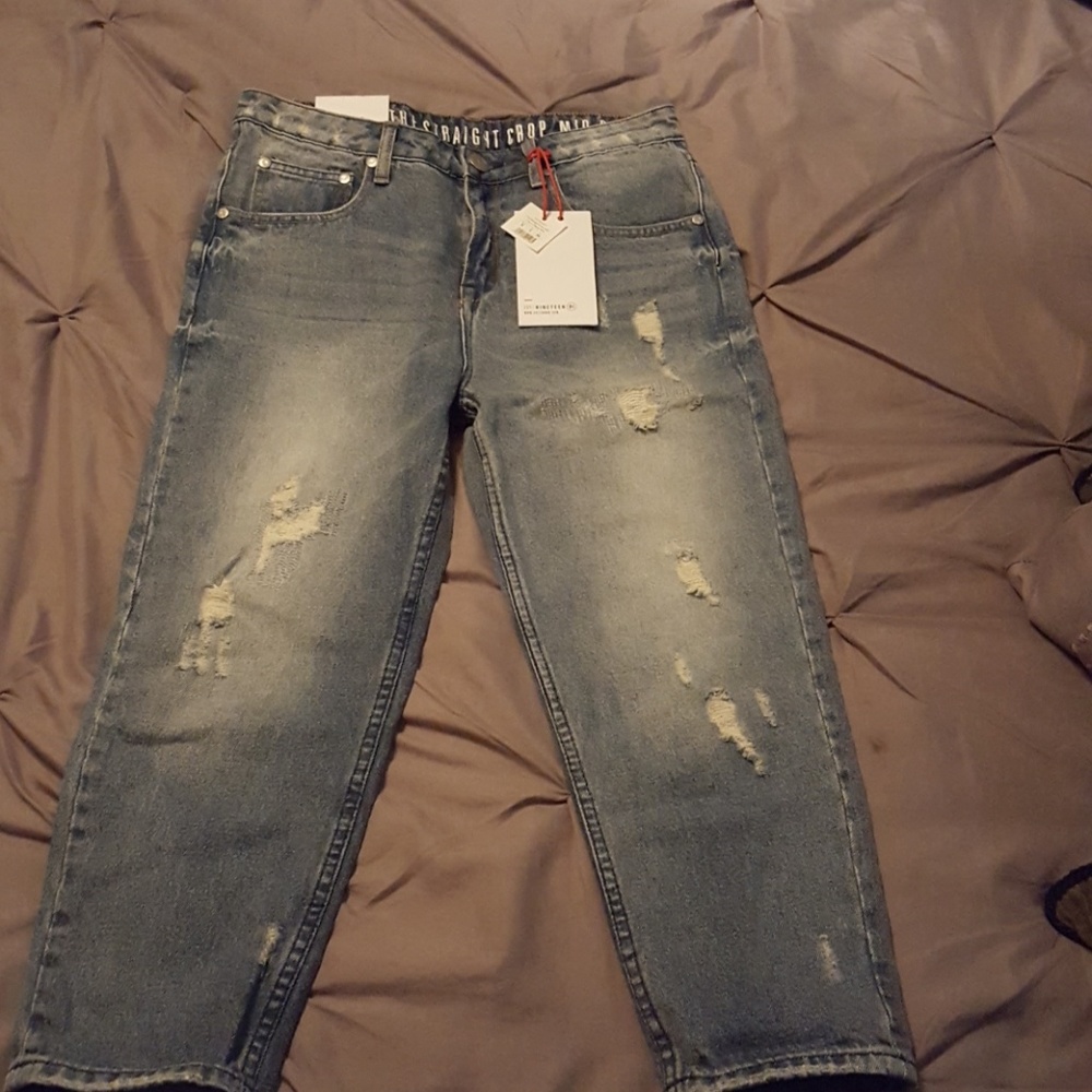****SOLD****5/$25 Straight crop mid rise jean