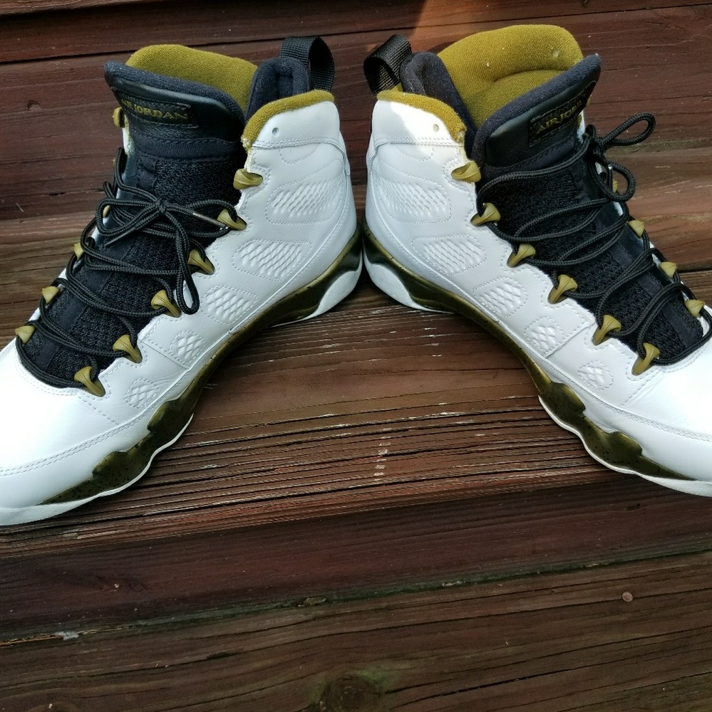 Jordan 9 statue