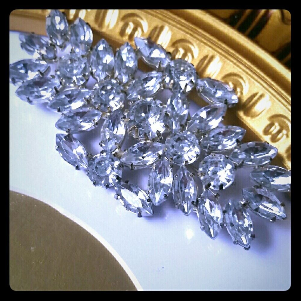 ♡4/$20 Gorgeous vintage rhinestone large Brooch