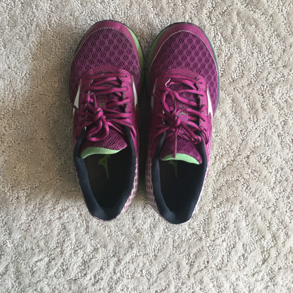 Mizuno Wave Rider 18 women's Size 7.5. Pre-owned.